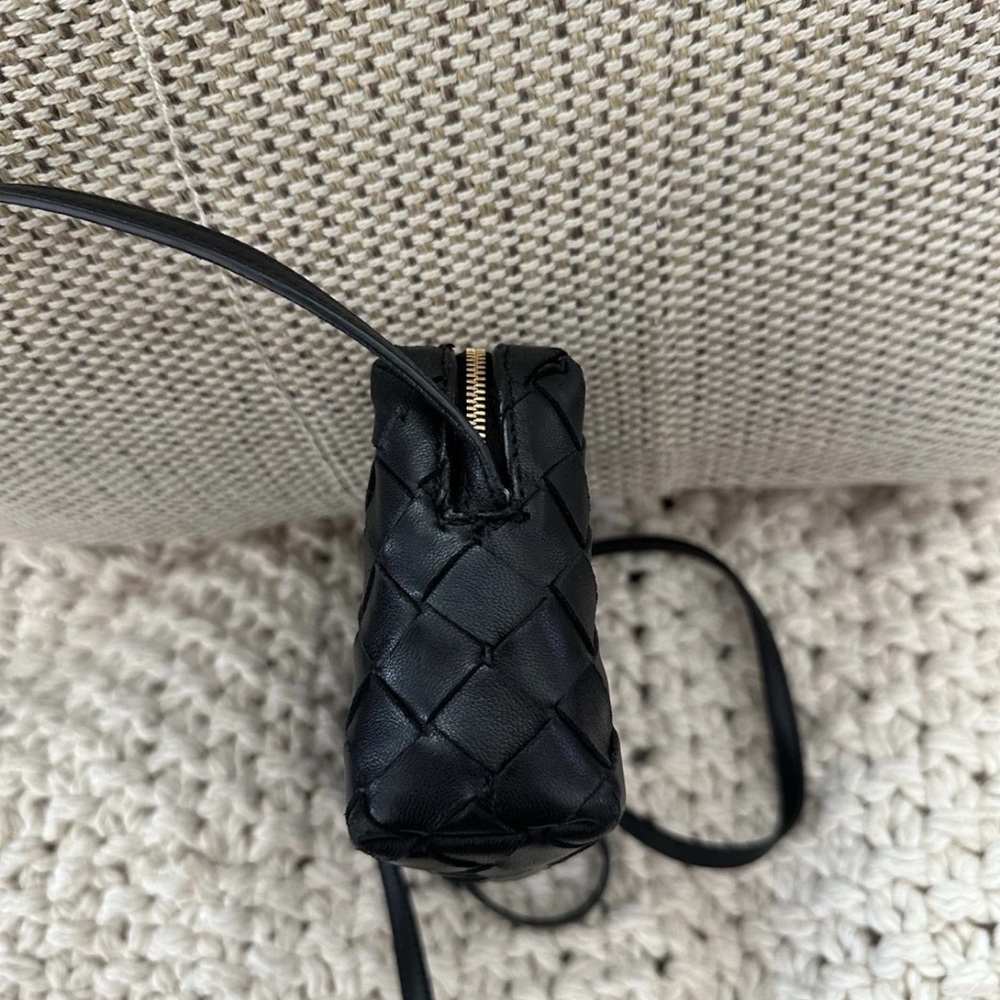 Bottega Veneta Intrecciato Shoulder Bag In Black Leather With Gold Hardware - Picture 6 of 15